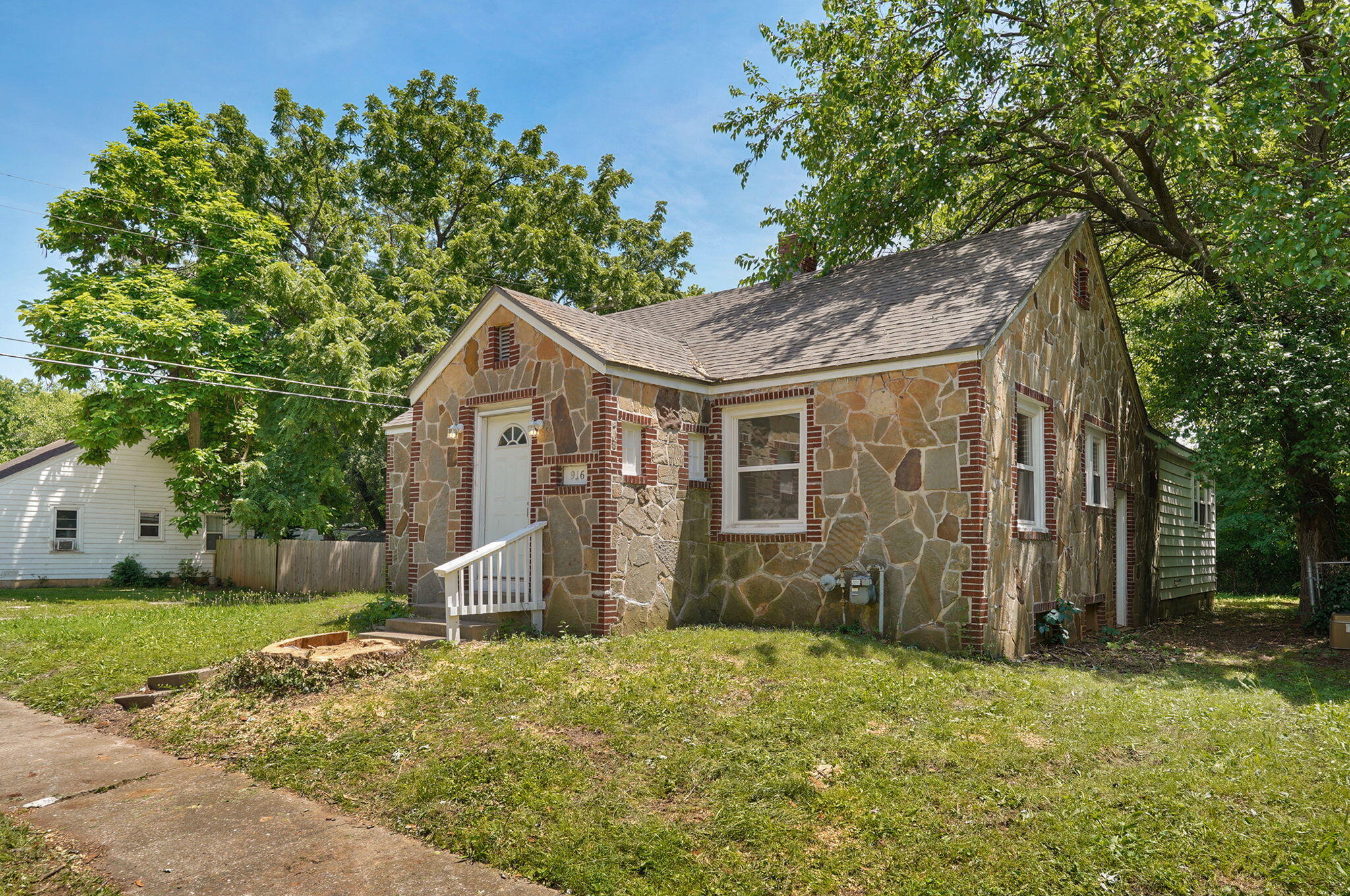 916 E Pacific Street Springfield, MO 65803