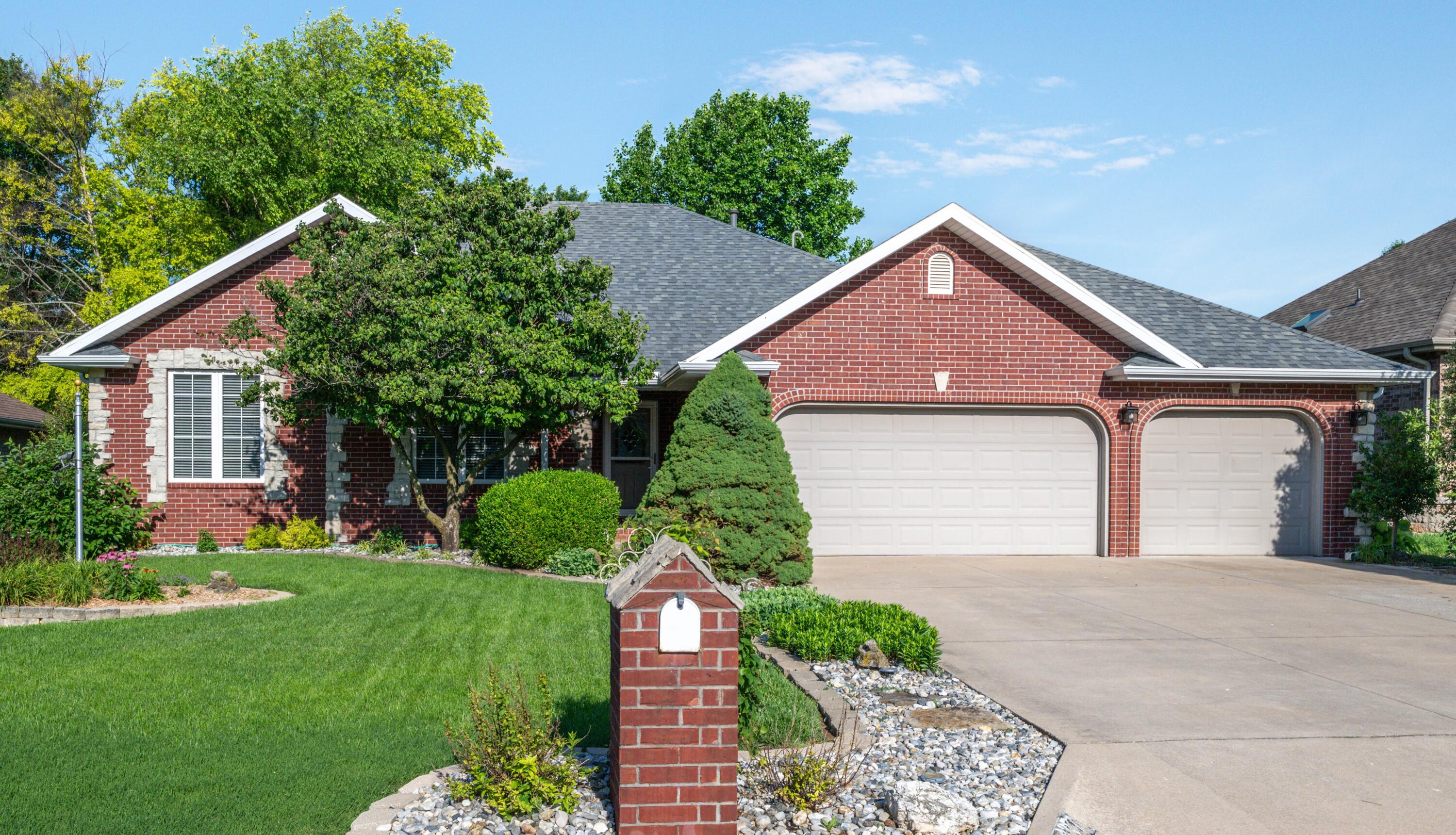2437 S April Avenue Springfield, MO 65807