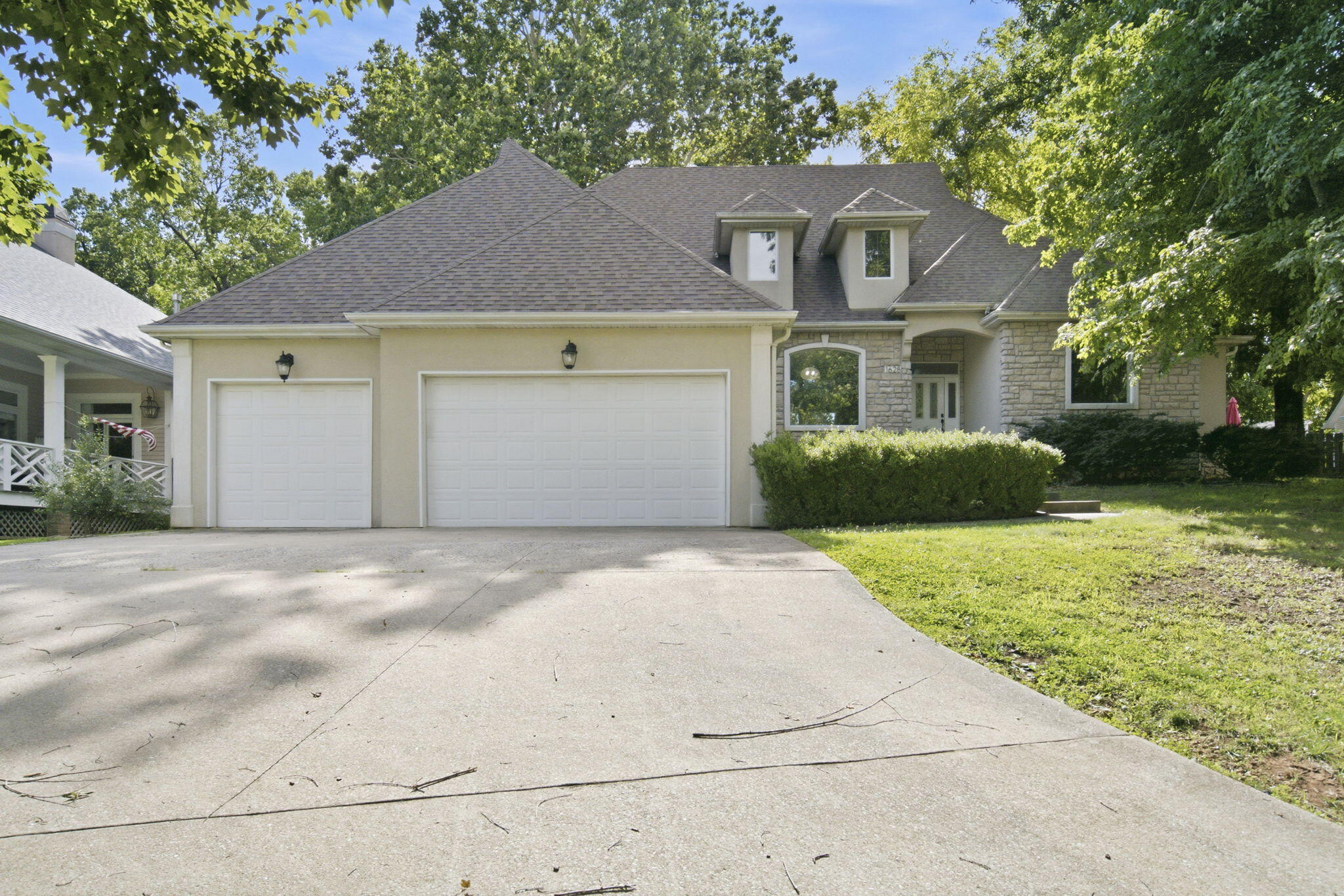 1628 S Charing Road Springfield, MO 65809
