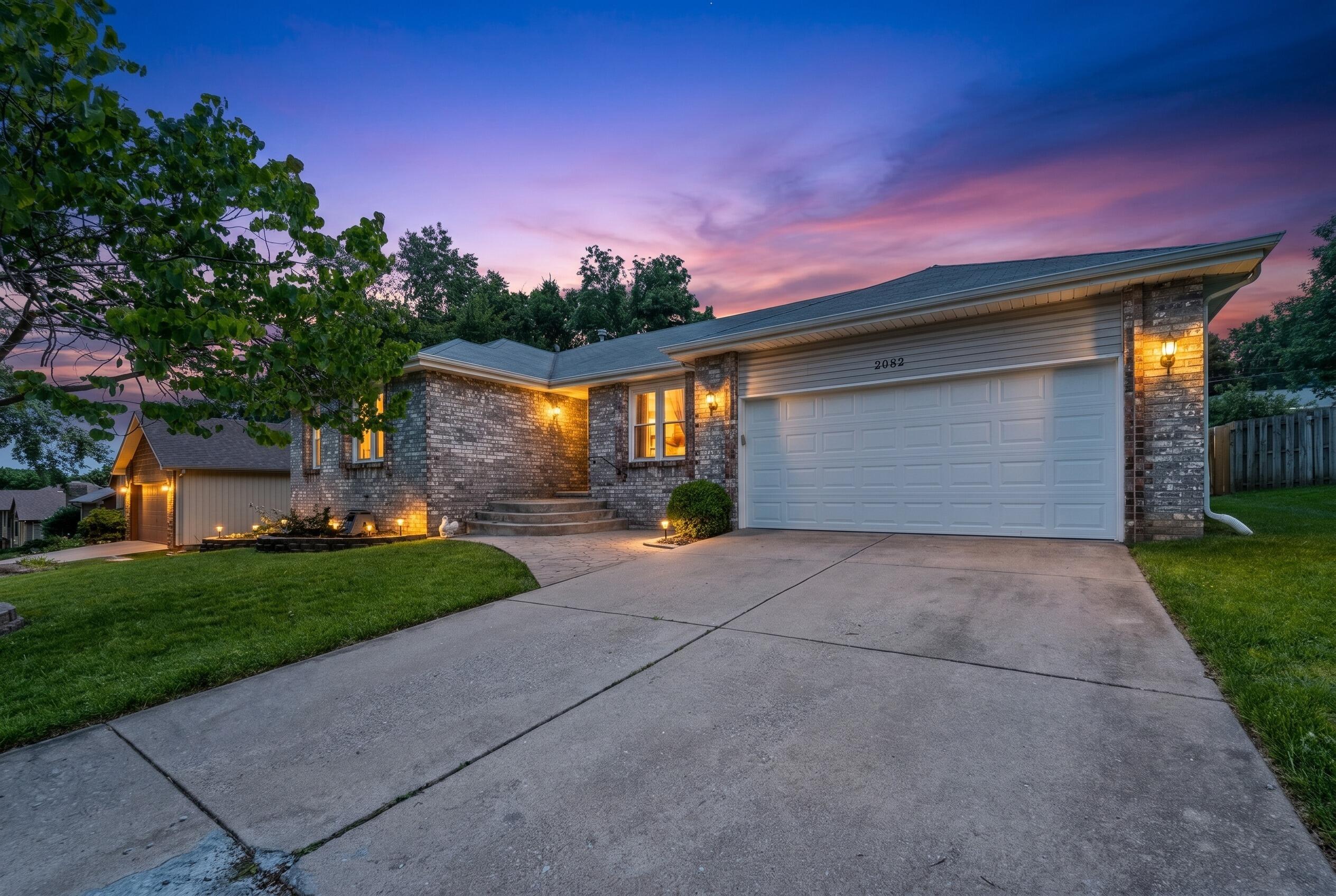 2082 W Arlington Street Springfield, MO 65810