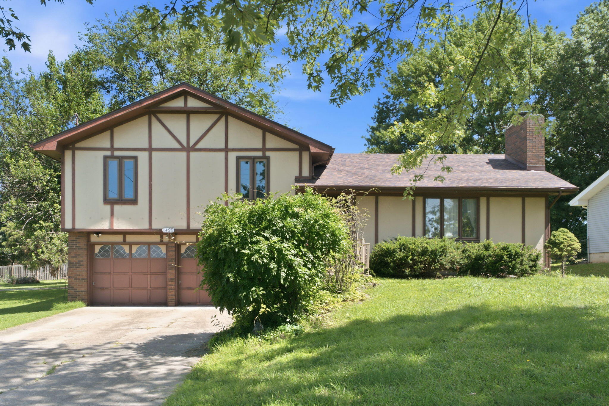 1425 E McClernon Street Springfield, MO 65803