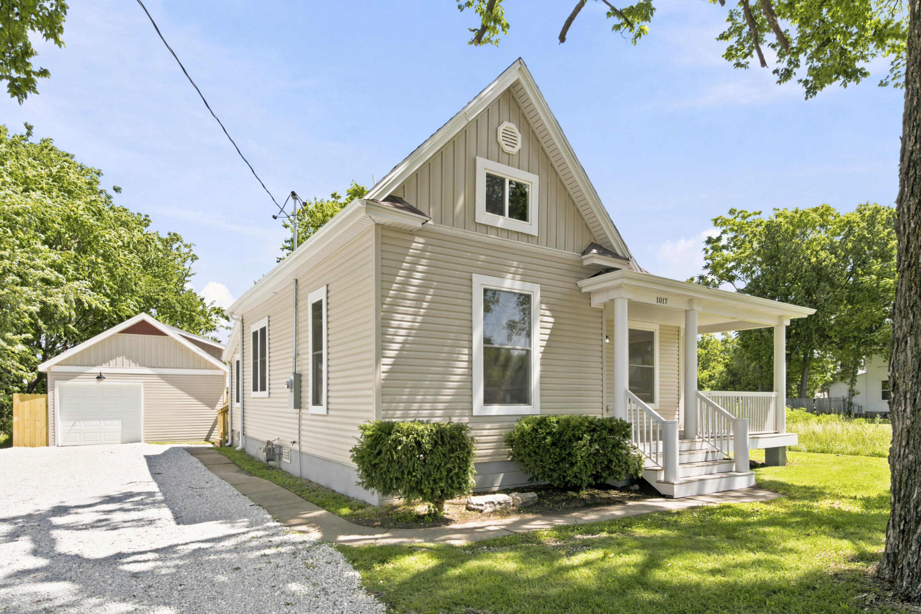 1017 E Commercial Street Springfield, MO 65803