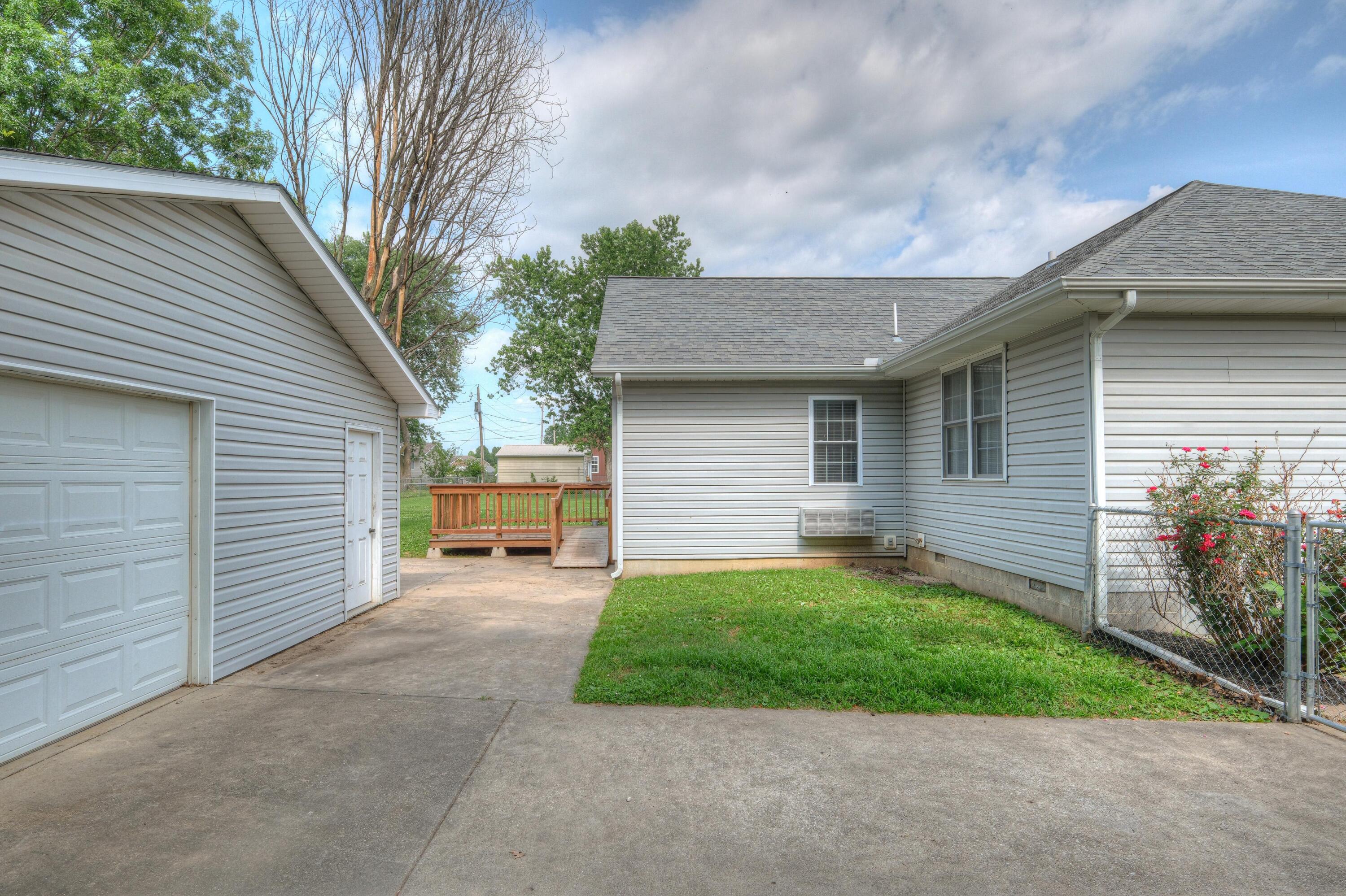 1206 E 18th Street Lamar, MO 64759