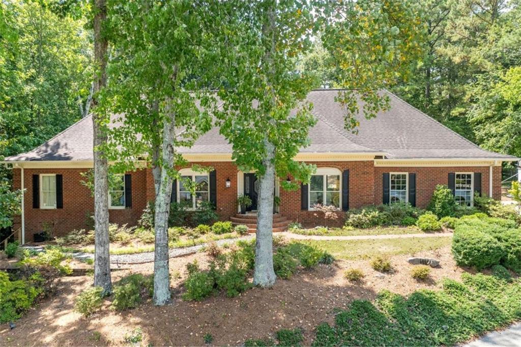 1040 Finnsbury Drive Roswell, GA 30075